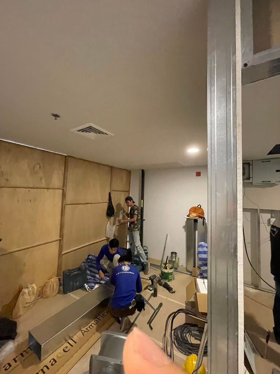 ทีมช่างหุ้มฉนวนท่อลมด้วย ArmaFlex