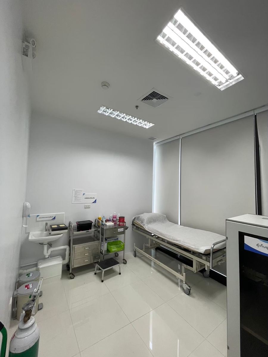 ห้องให้การรักษาพร้อมอุปกรณ์ทางการแพทย์