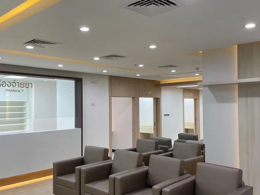 โซนพักคอยหน้าห้องจ่ายยา โรงพยาบาลวิชัยยุทธ หลังติดตั้งไฟซ่อนฝ้า ดาวน์ไลท์ และหัวจ่ายลมเย็น