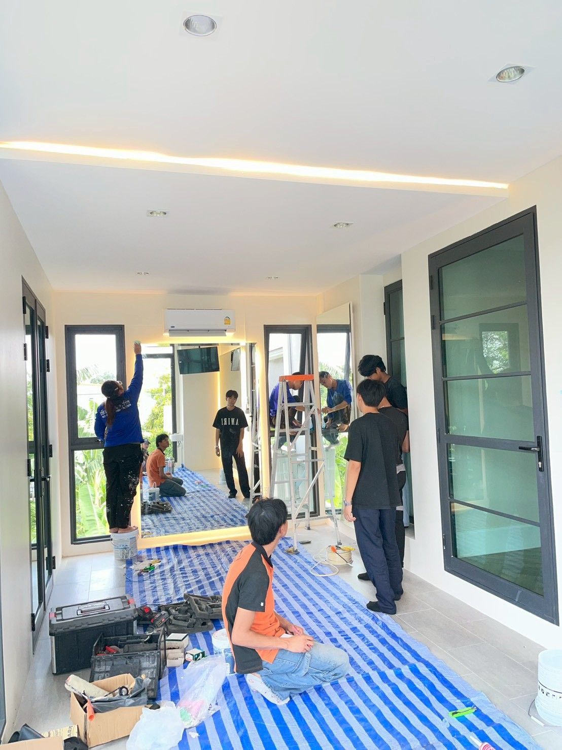 ทีมช่างหลายคน ทำงานระบบไฟฟ้า LED Strip บ้านกรุงเทพกรีฑา