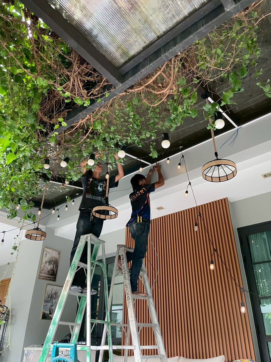 ทีมงาน 2 คน ติดตั้ง String Light โคมแขวน เพดานกระจก