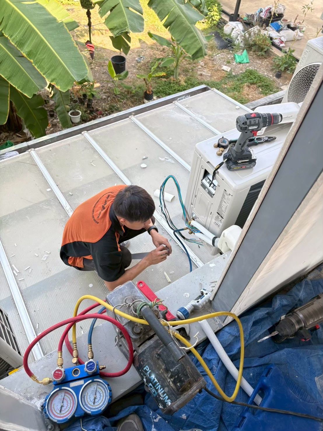 ช่างติดตั้ง Outdoor Unit Carrier บนดาดฟ้า บ้านกรุงเทพกรีฑา