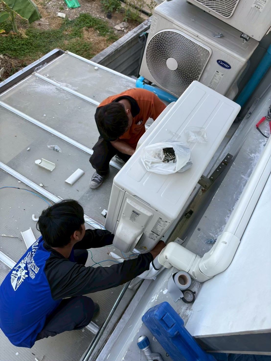 ทีมช่าง 2 คน ติดตั้ง Outdoor Unit Carrier บนดาดฟ้า