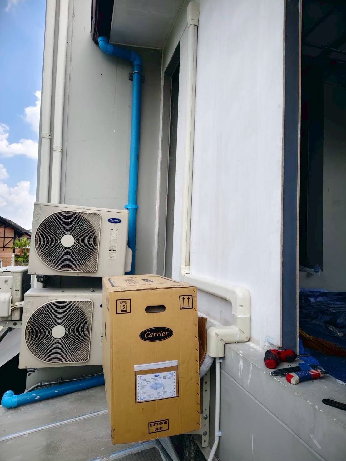 Outdoor Units Carrier พร้อมกล่องเครื่องใหม่ บ้านกรุงเทพกรีฑา