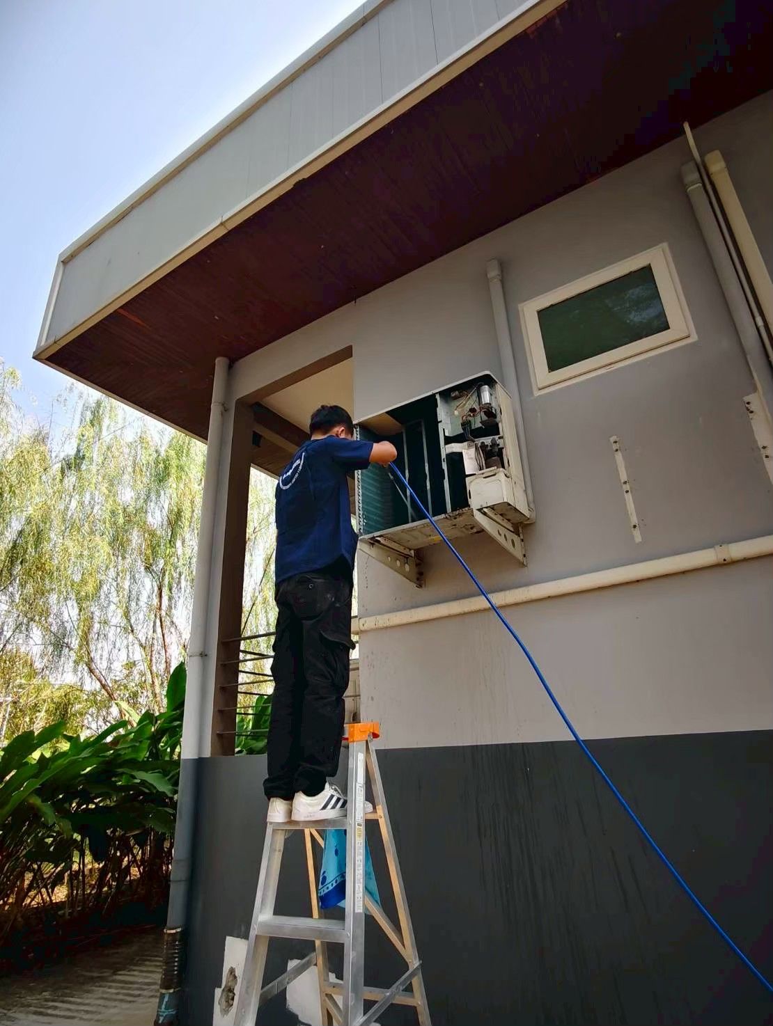 ช่างเปิดฝาครอบ Outdoor Unit เพื่อล้างทำความสะอาด