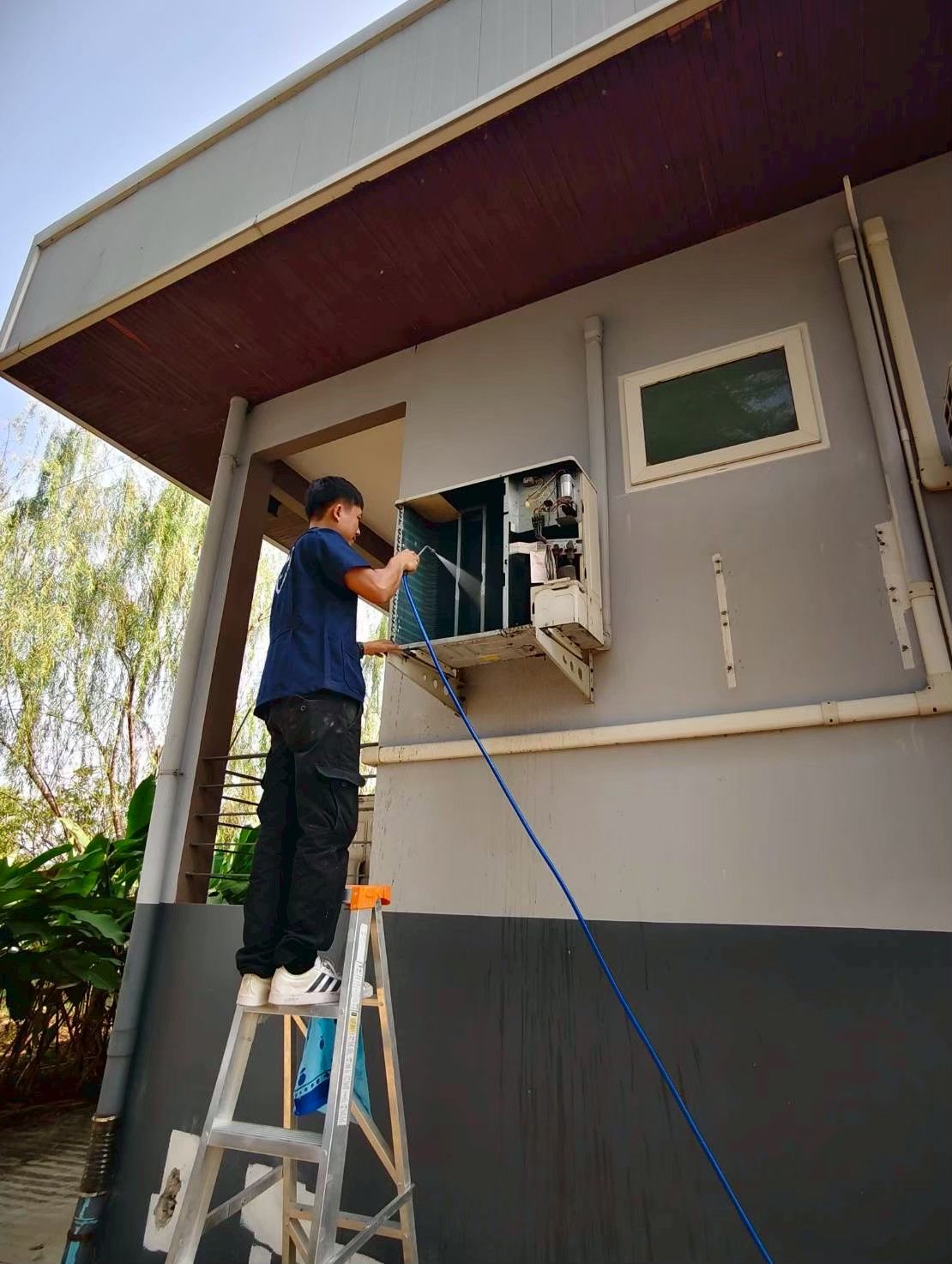 ช่างฉีดน้ำล้างคอยล์ร้อน Outdoor Unit