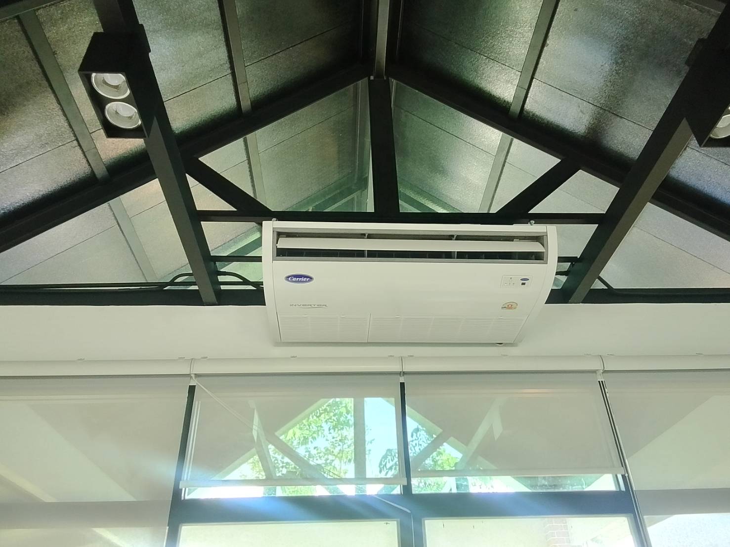 Carrier Ceiling Cassette ติดตั้งเสร็จ มุมมองใต้เพดาน