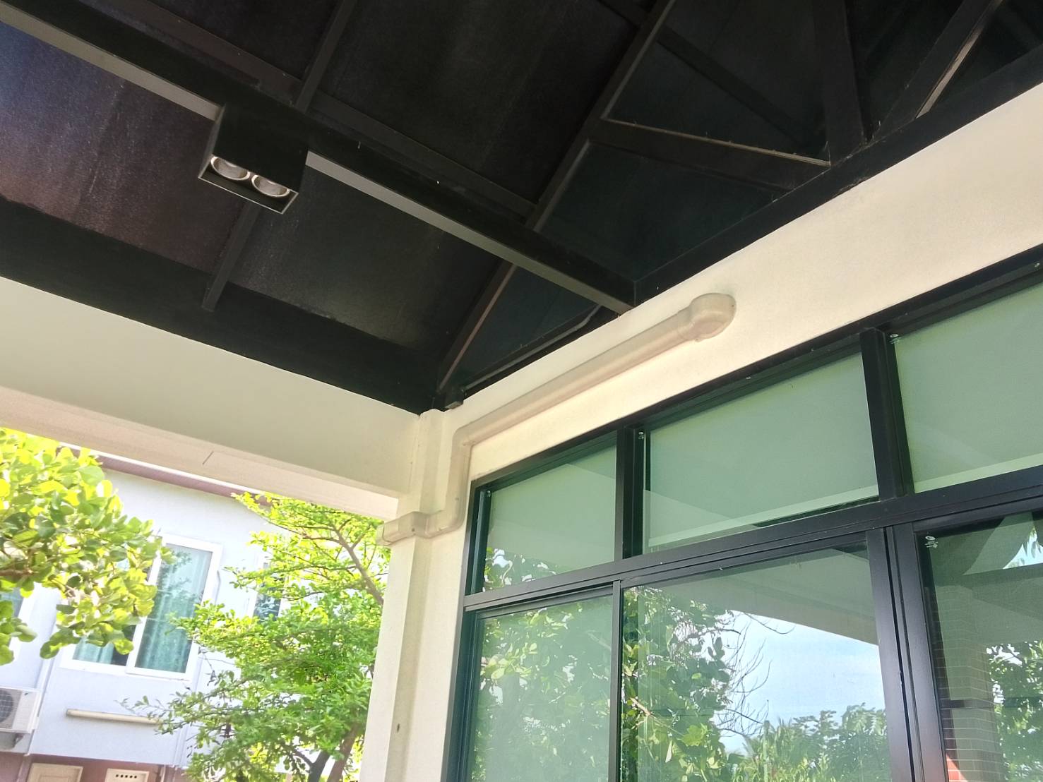 ท่อน้ำยาและ Trunking เรียบร้อยตามแนวผนัง