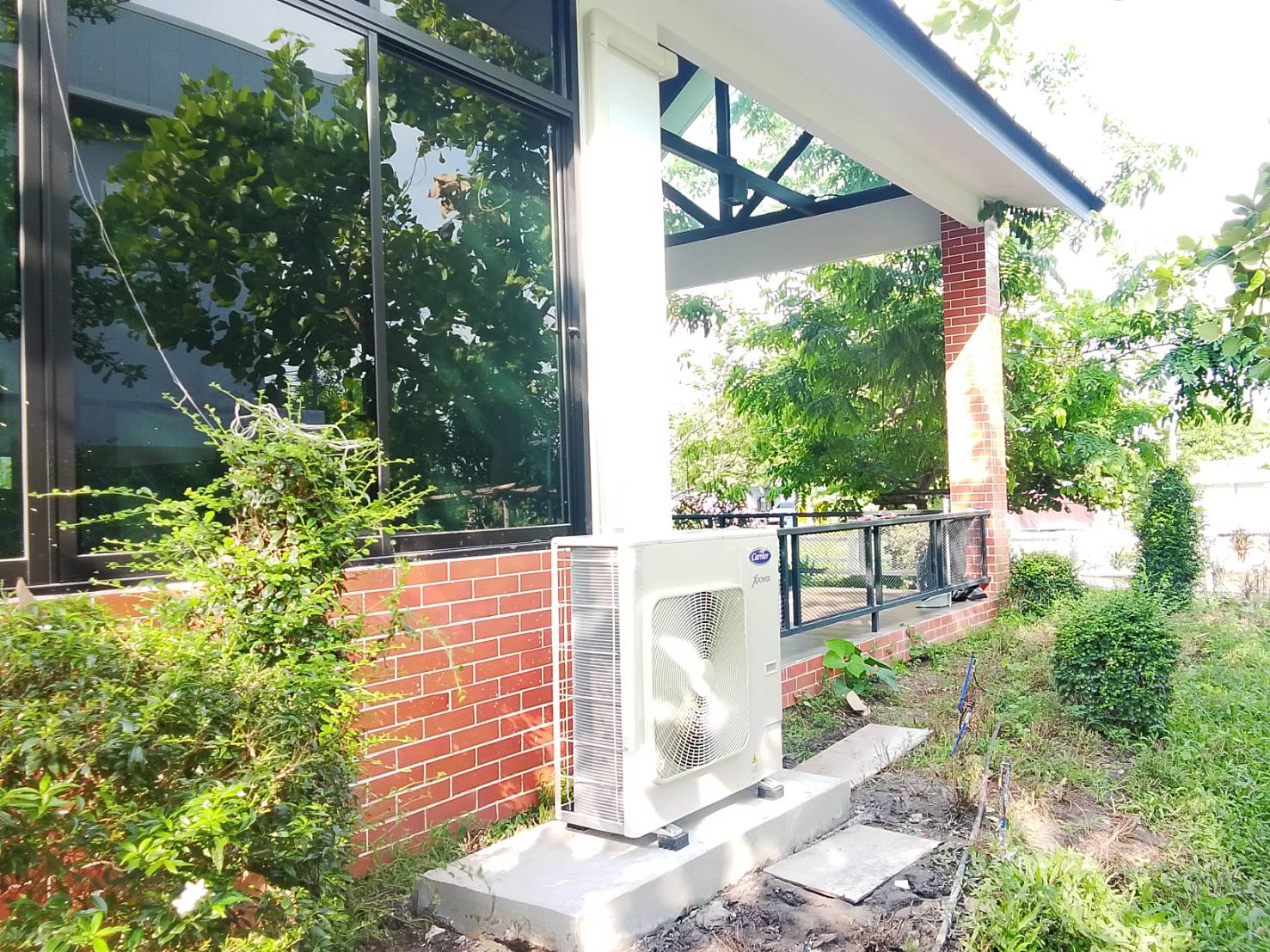 Outdoor Unit Carrier X-Power ติดตั้งเสร็จ ภาพรวม