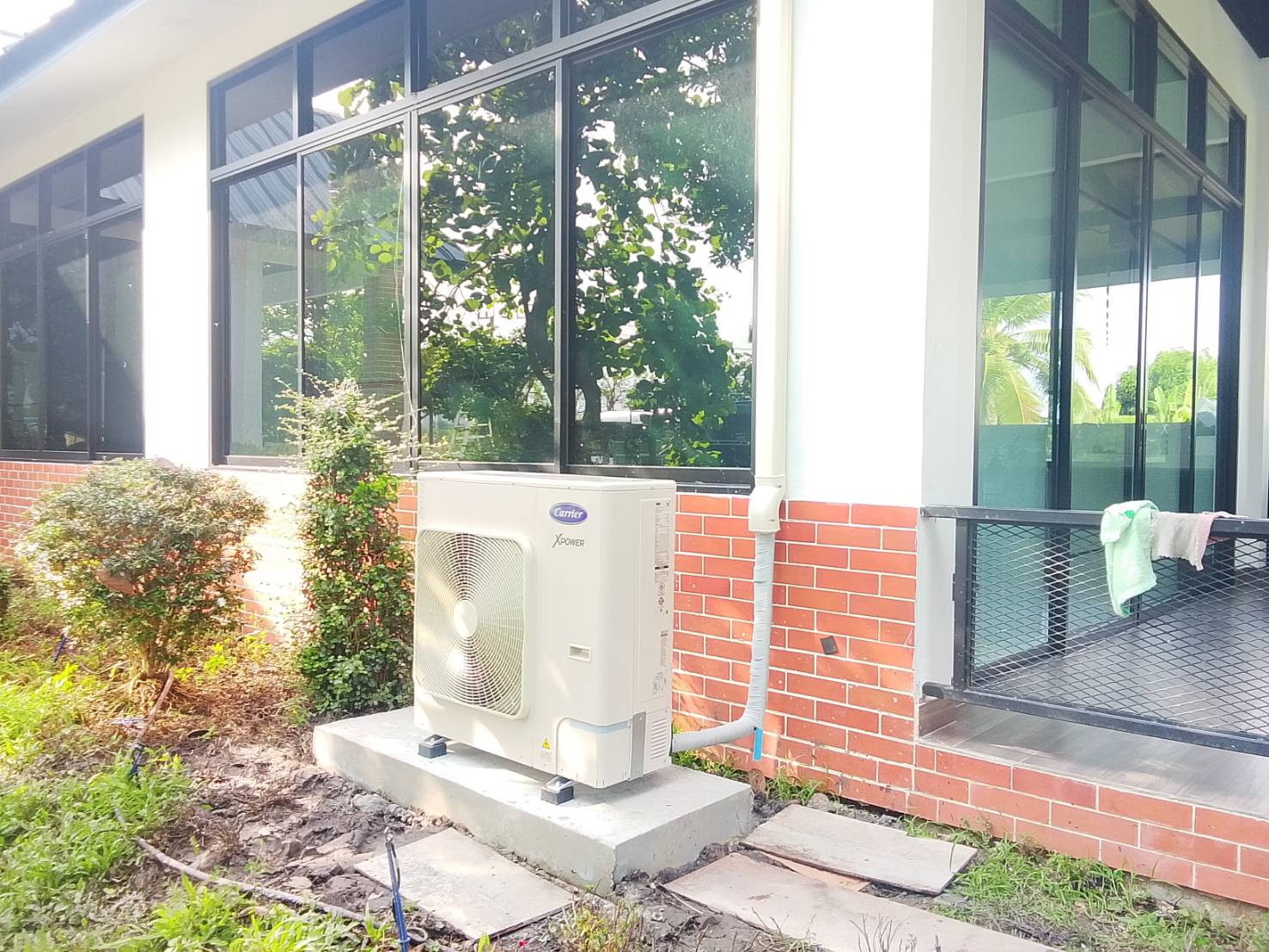 Outdoor Unit Carrier X-Power ติดตั้งบนฐานคอนกรีต บ้านพักอาศัย ฉะเชิงเทรา