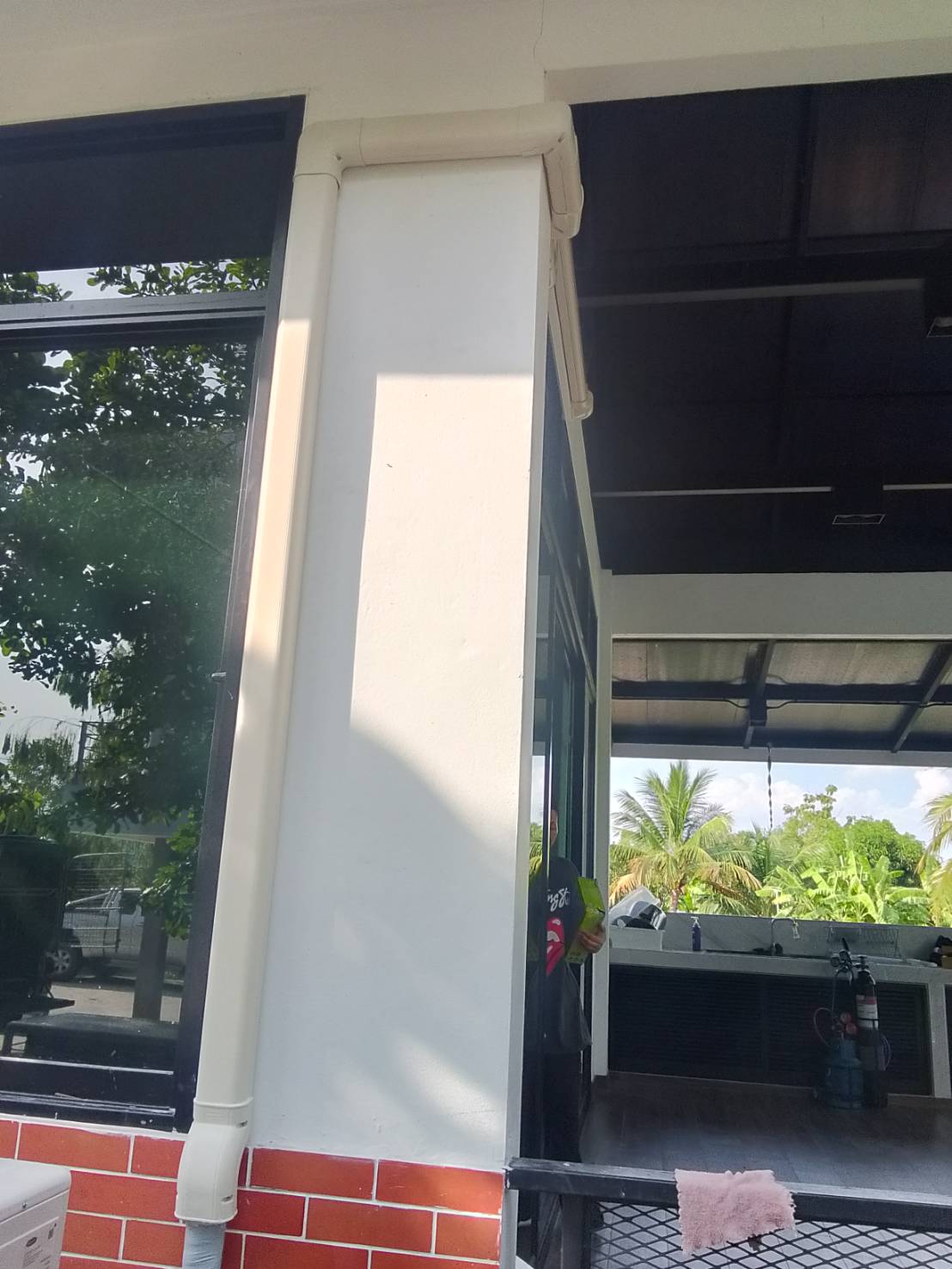 Trunking ท่อน้ำยาเรียบร้อยตามเสาและผนัง