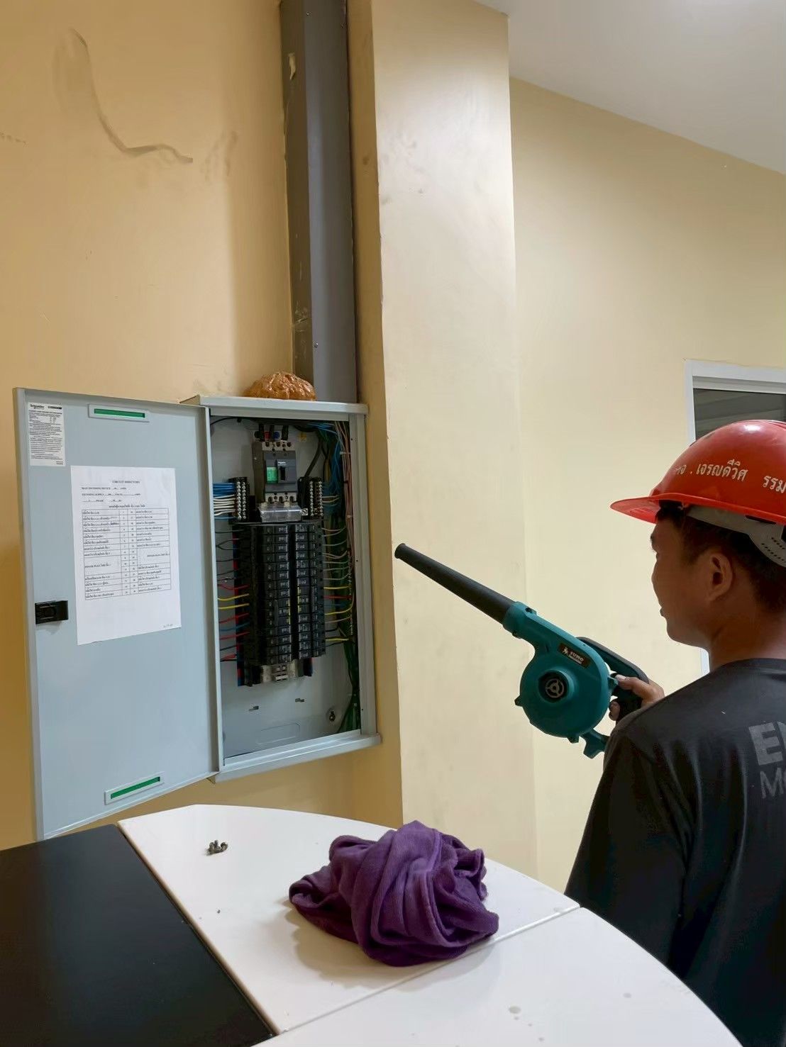 ช่างใช้ Air Blower เป่าฝุ่น DB panel Schneider