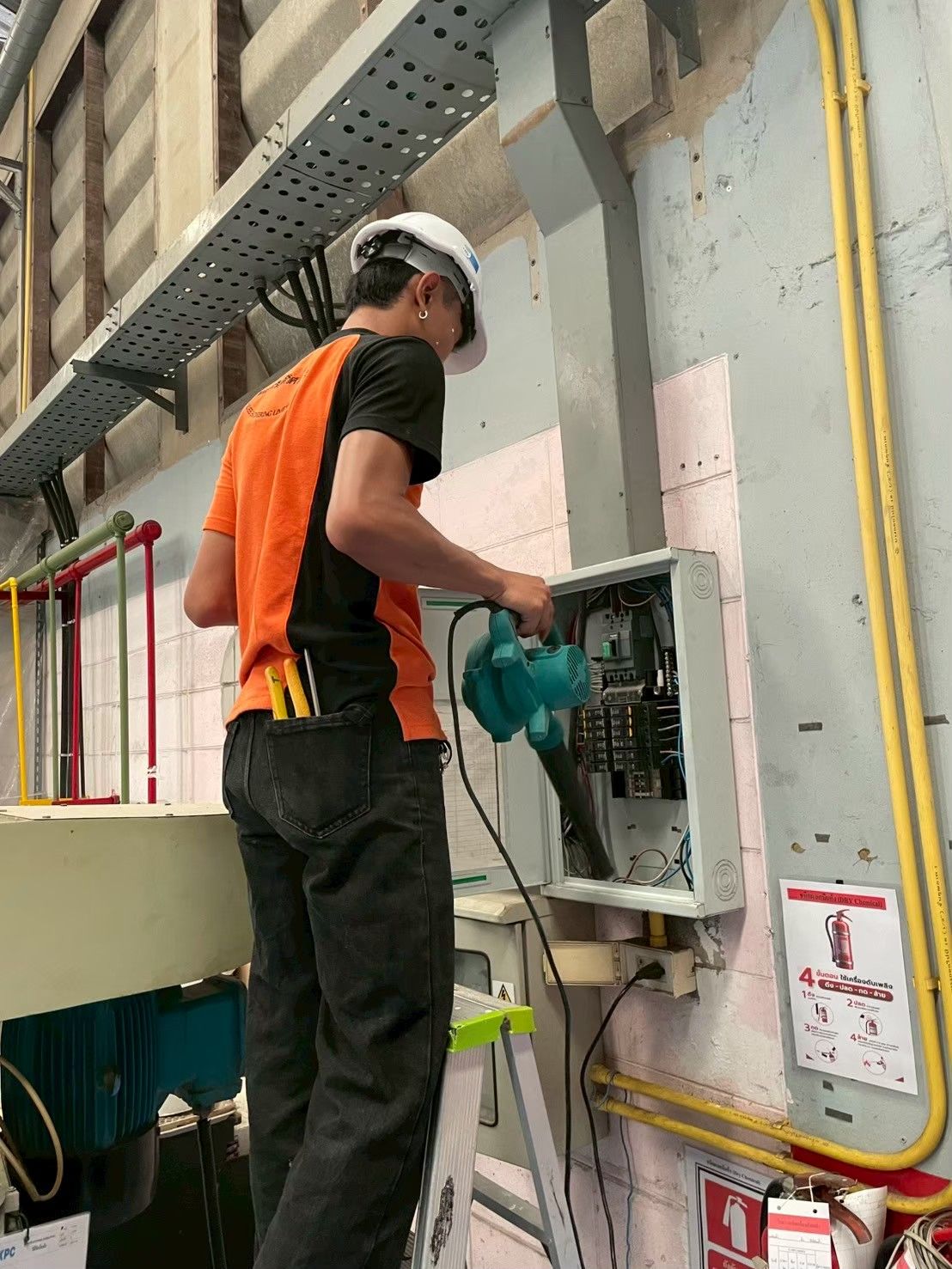 ช่างเป่าฝุ่น panel บริเวณเครื่องจักร