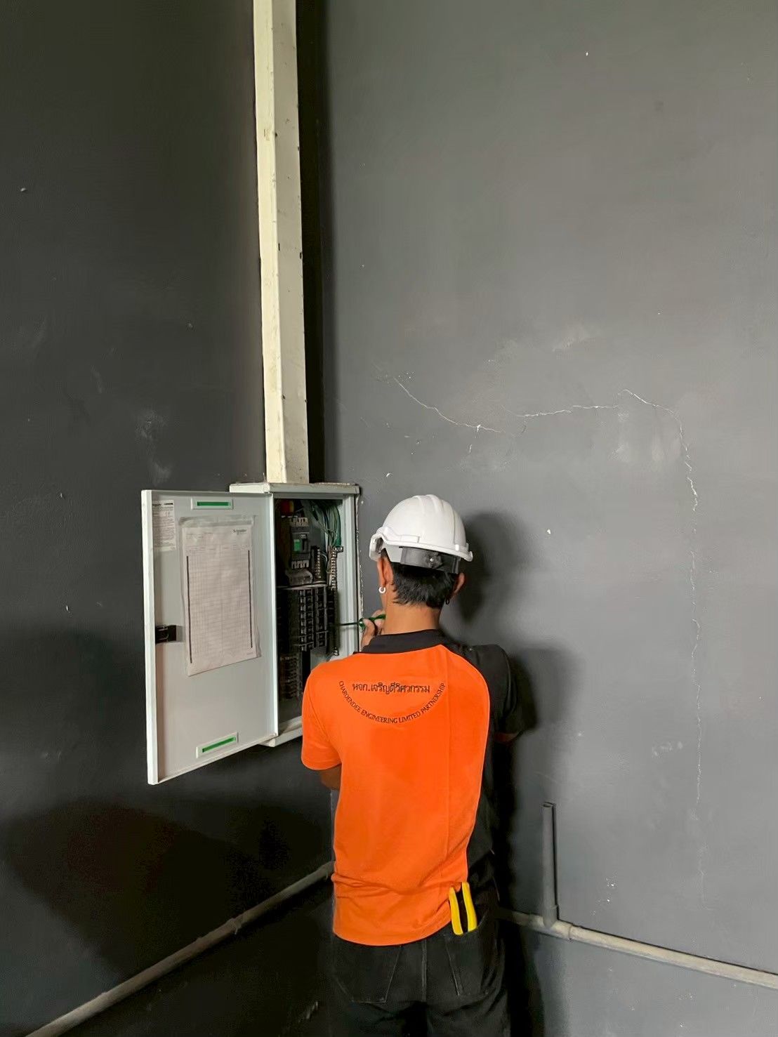ช่างเจริญดีวิศวกรรมตรวจ DB panel ผนังสีเทา