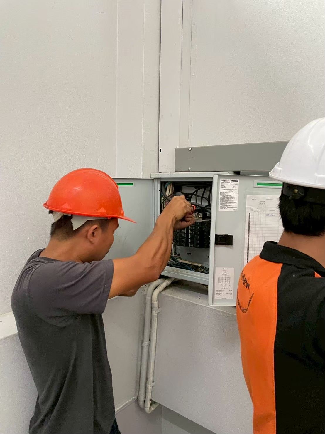 ช่าง 2 คนพร้อม PM checklist ตรวจสอบ Schneider DB panel