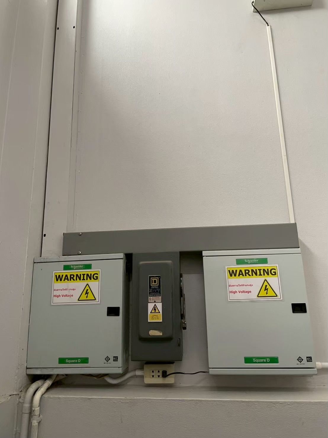 ตู้ Square D Schneider 2 ตู้ side by side หลัง PM เสร็จสิ้น