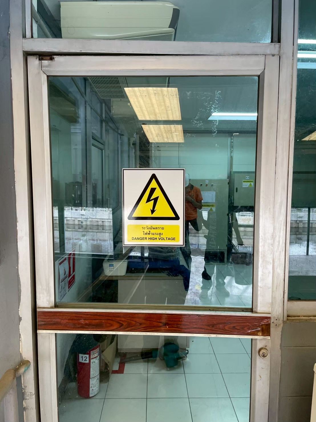 ประตูห้องไฟฟ้าหลัก ป้าย DANGER HIGH VOLTAGE