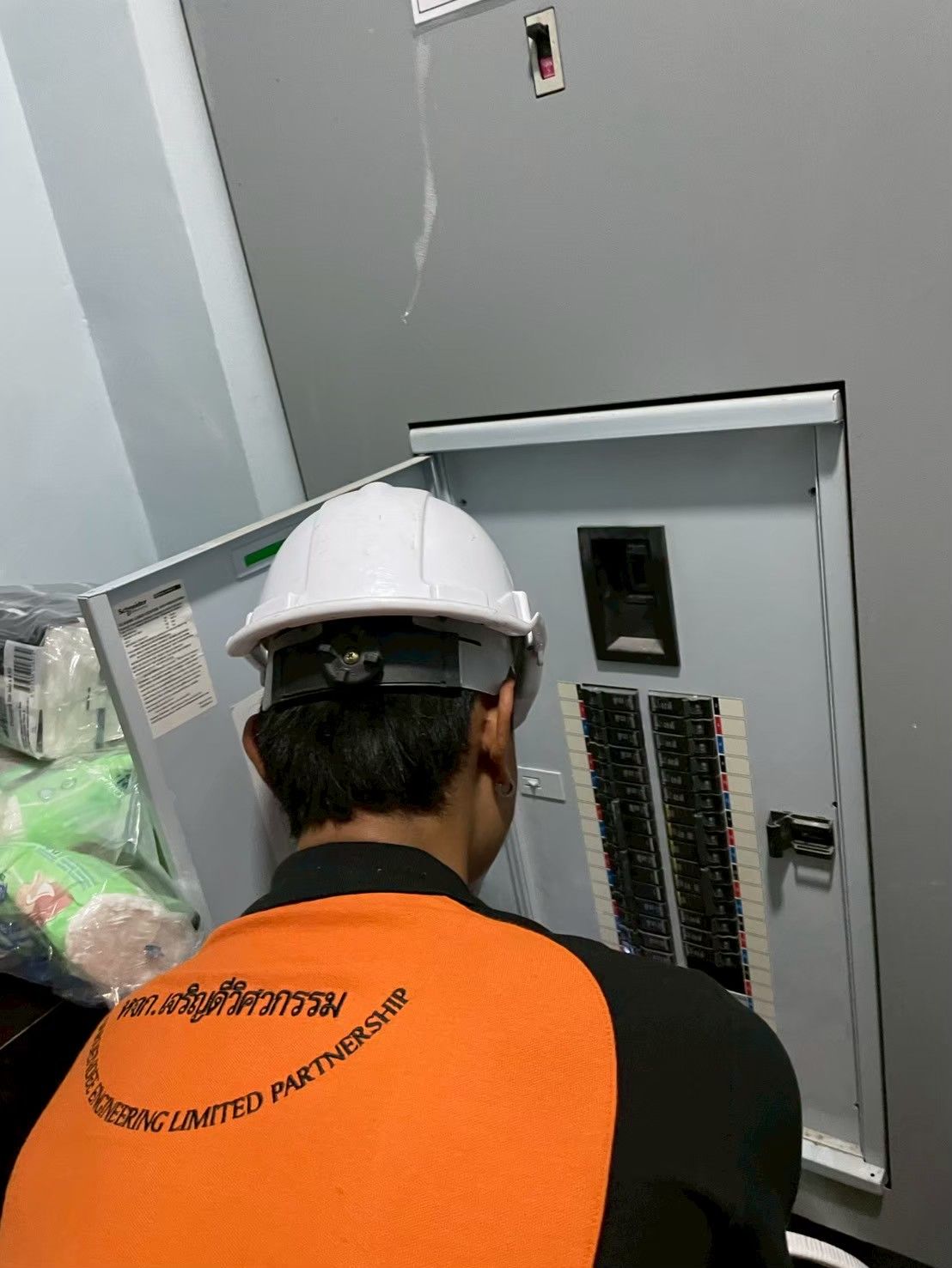 ช่างตรวจสอบ MDB หลักของโรงงาน Schneider