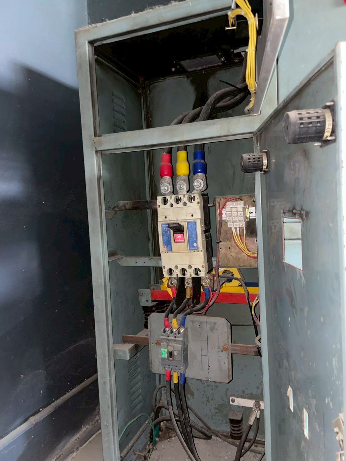 ตู้ MDB หลักเปิดฝา เห็น main circuit breaker และ sub-breaker