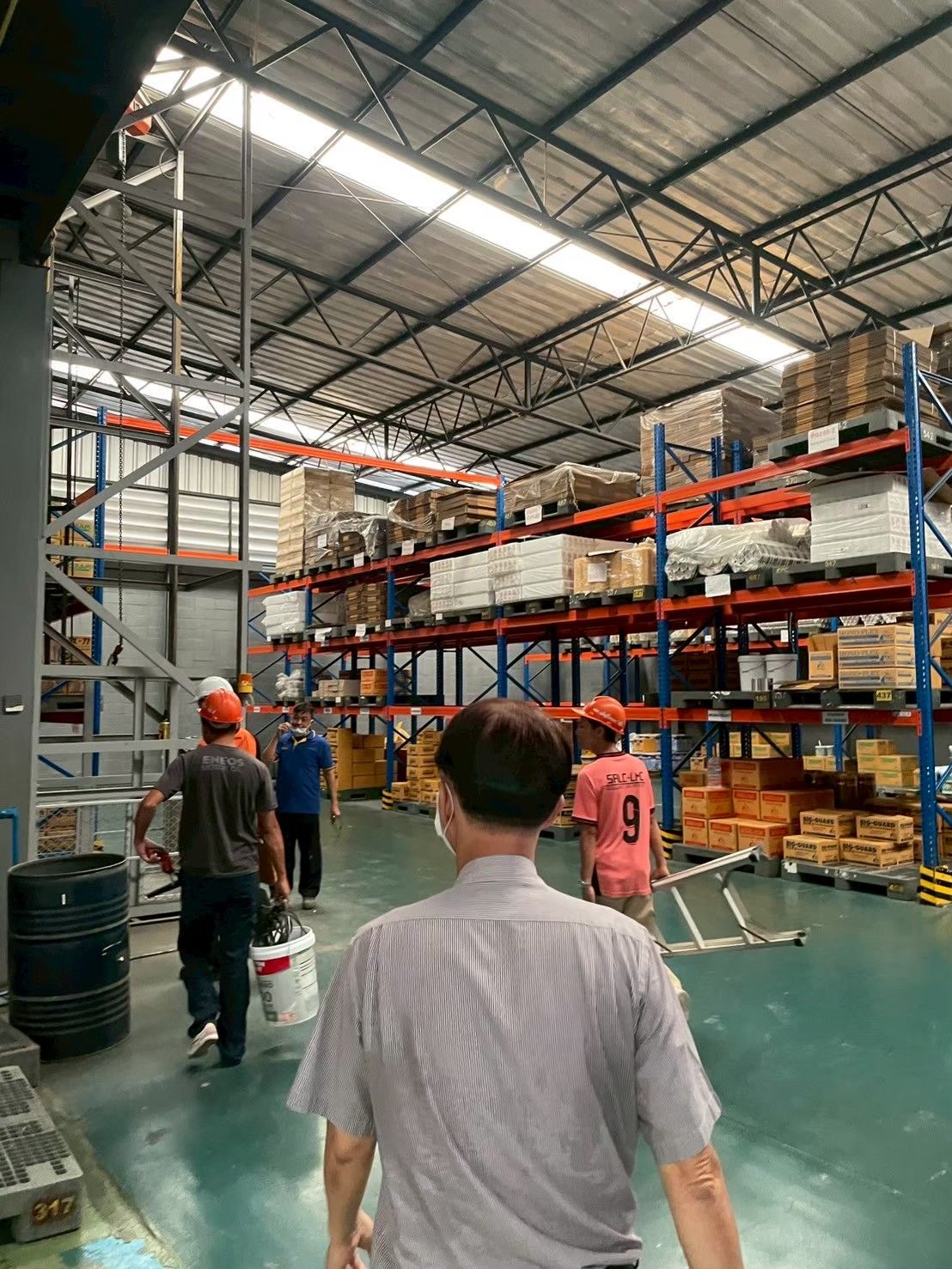 ทีมช่างเจริญดีวิศวกรรมเข้าสำรวจพื้นที่โกดังสินค้า คอสมิค โพลีเมอร์