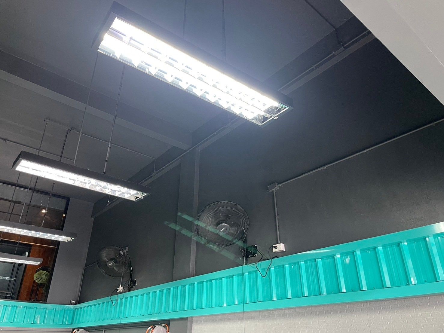 ไฟ LED Tube บริเวณทางเดินหน้าร้าน