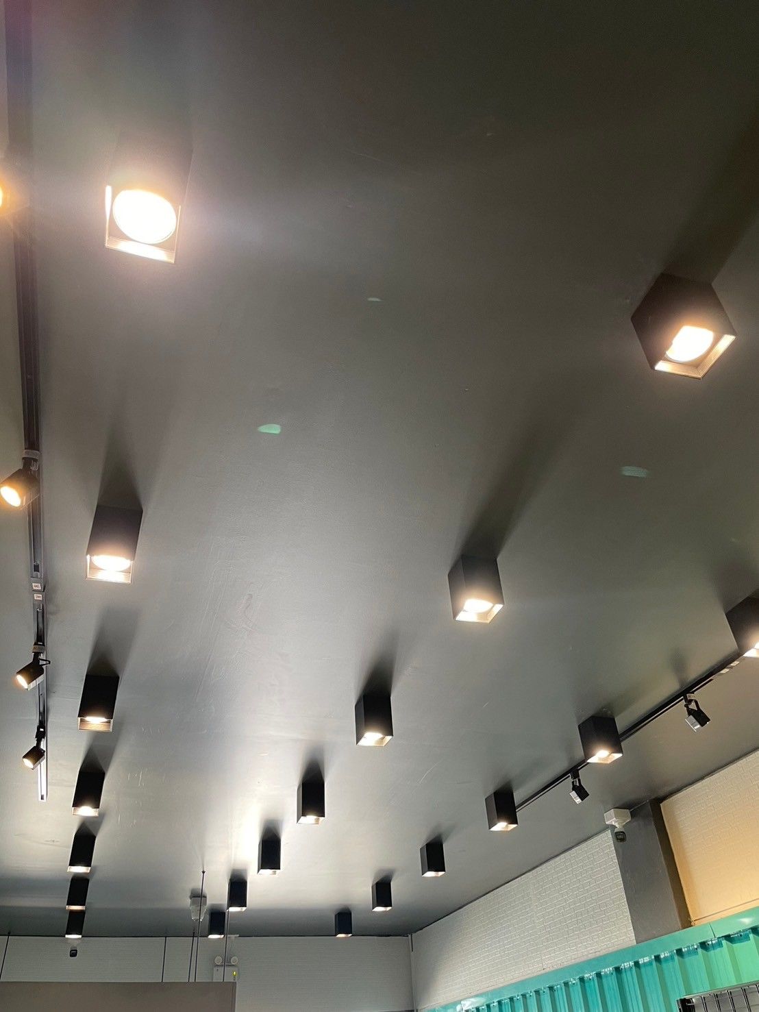 ไฟ Spotlight ทรงเหลี่ยมจัดเรียงเป็นแนว ร้าน MOTOFIIX