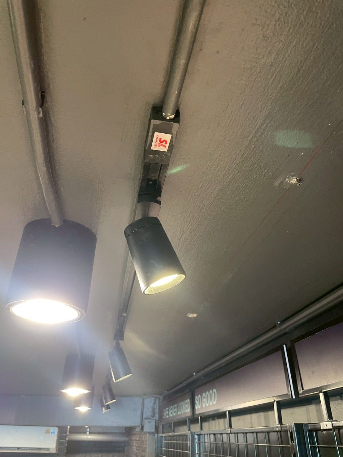 ไฟ Track Light ใกล้ชัด แสดงรายละเอียดการติดตั้งบนราง