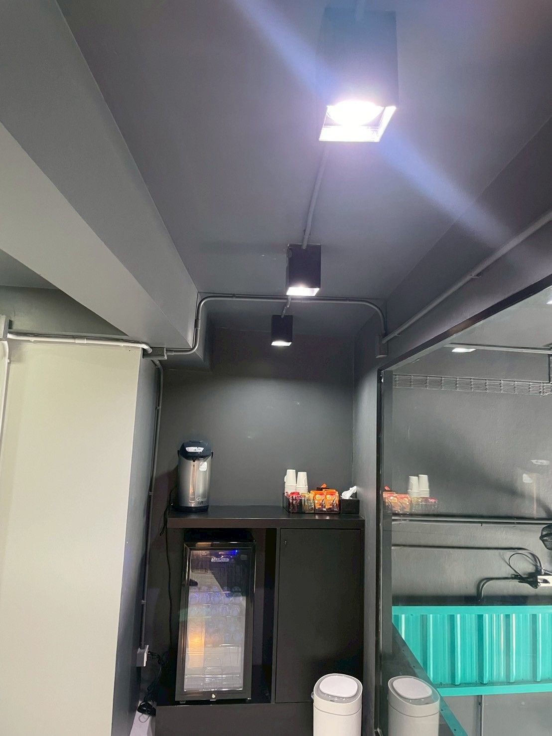 มุมบริการเครื่องดื่มพร้อมโคม Surface Mount และ Track Light