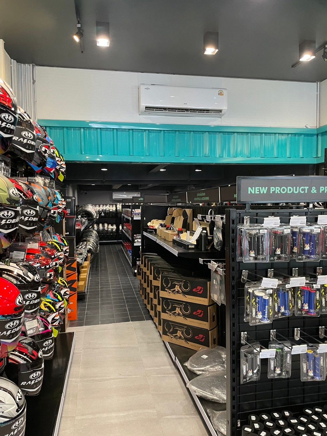ภายในร้าน MOTOFIIX พร้อมระบบไฟครบ