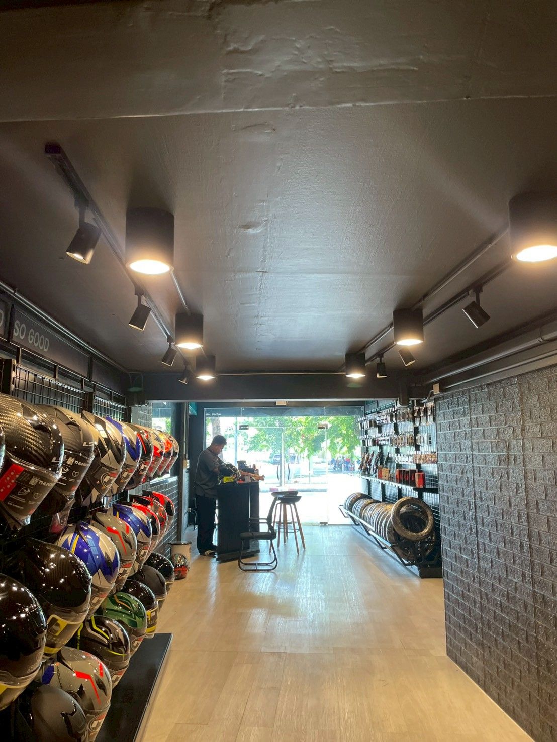 ภาพรวมภายในร้าน MOTOFIIX พร้อมไฟ Track Light และแอร์