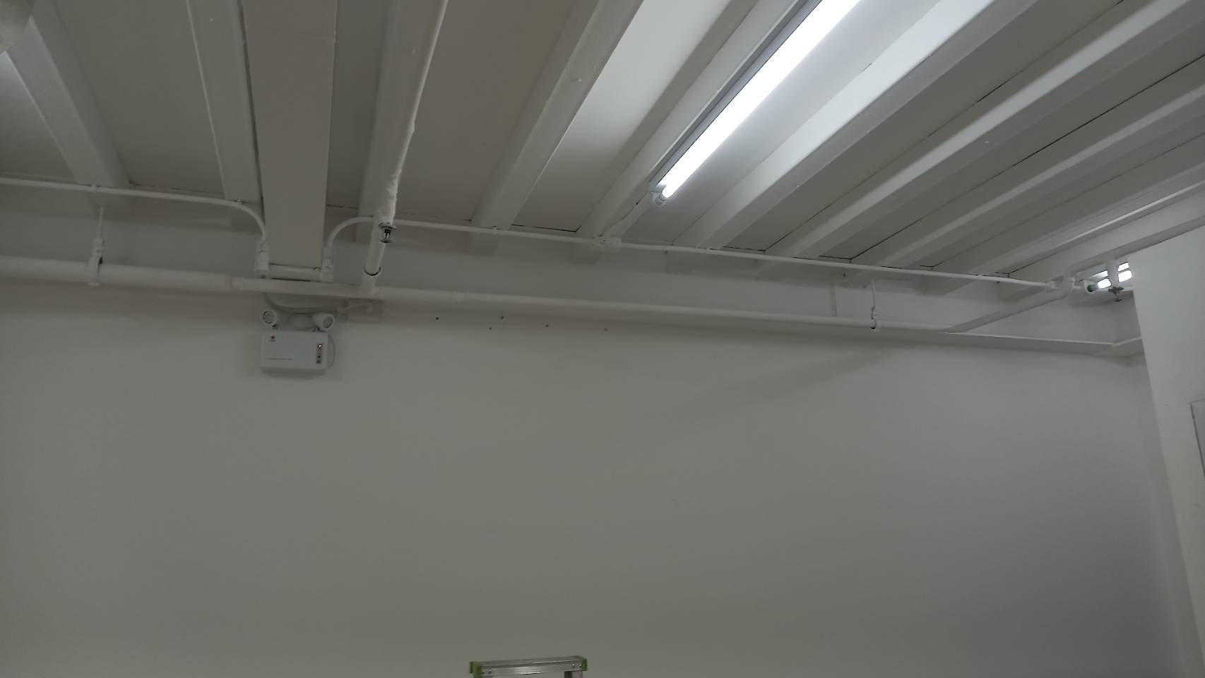 ท่อน้ำดับเพลิงสีแดงและ fitting บนเพดาน