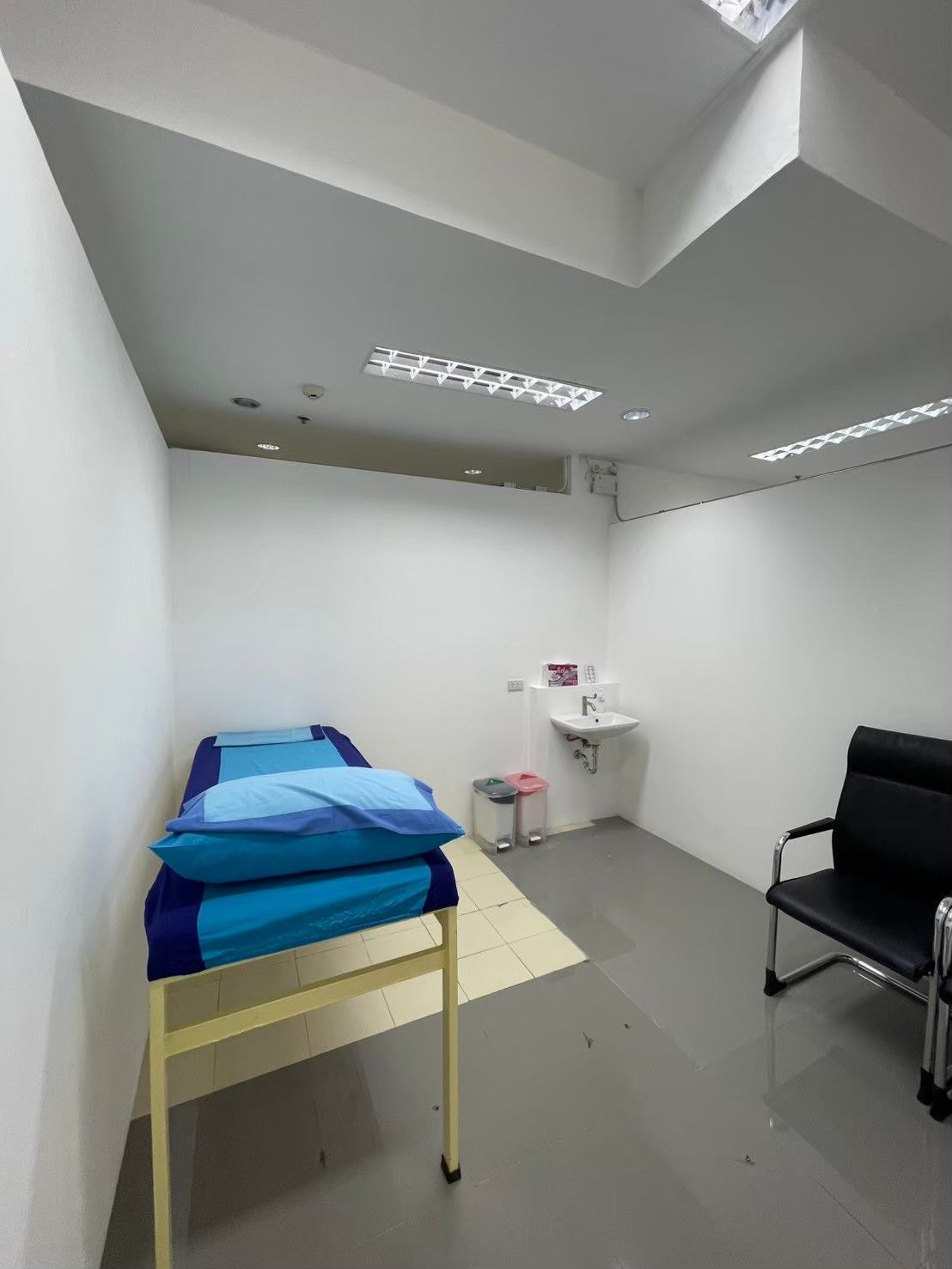 ห้องตรวจแพทย์เสร็จสมบูรณ์ เตียง อ่างล้างมือ downlight