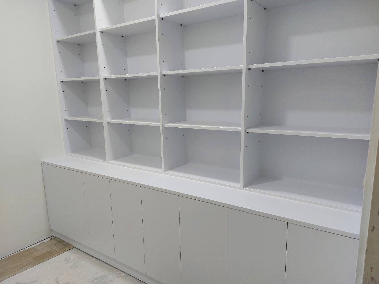 ชั้นวางและตู้เก็บของบิวท์อินสีขาว แผนก ORTHO & REHAB