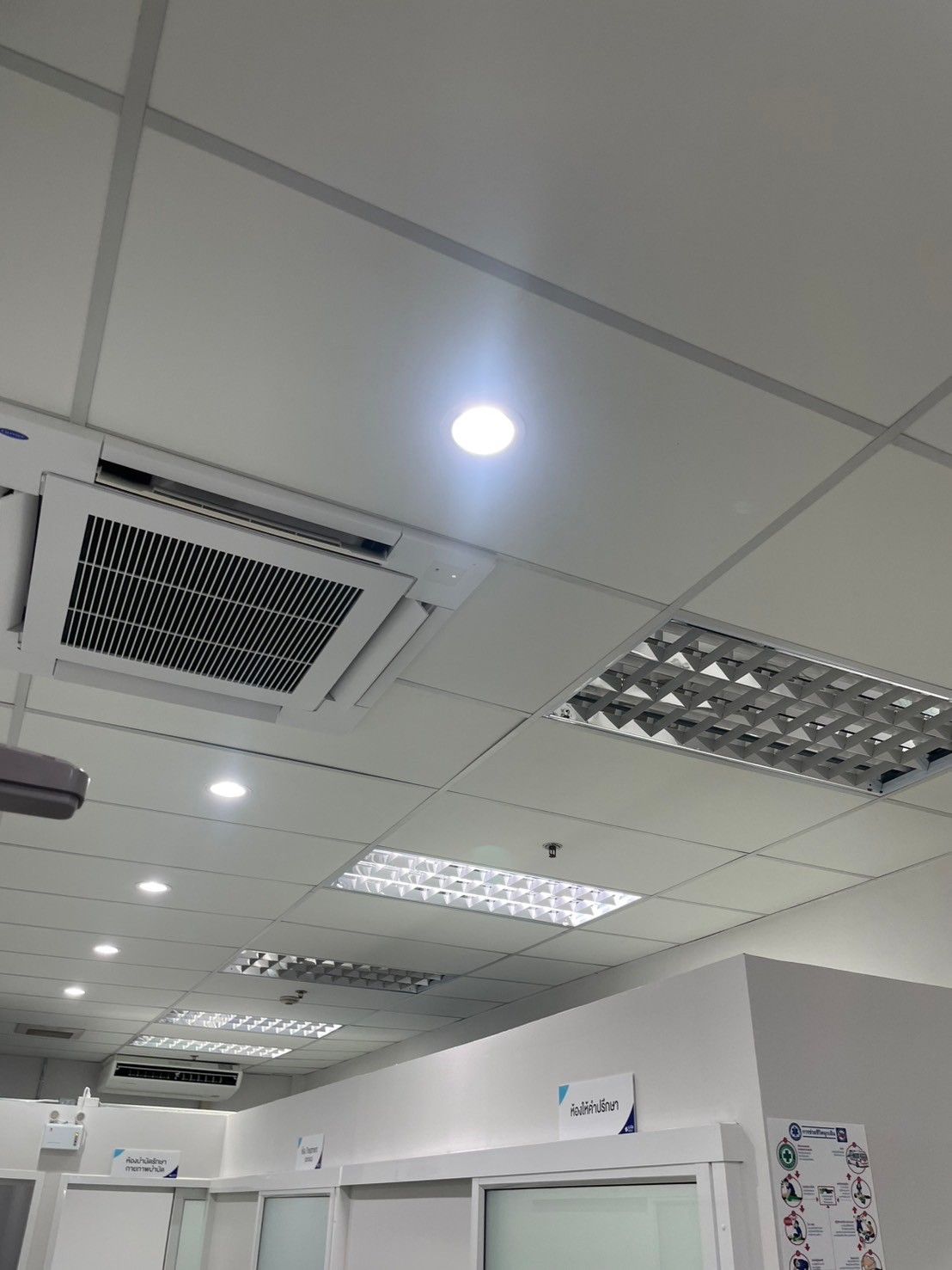 แอร์ Cassette Type และ Downlight LED ติดตั้งครบในคลินิก