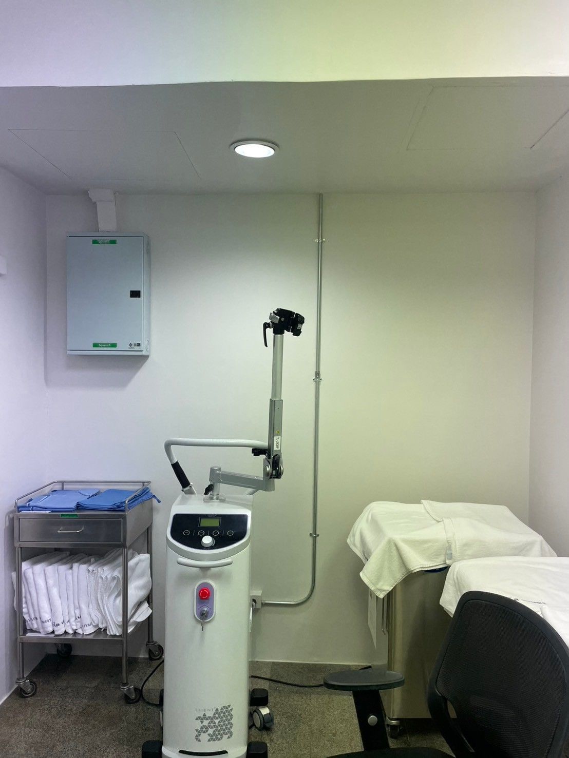 ห้องบำบัด/หัตถการ พร้อมแผงควบคุม Laser คลินิกเปาโล ซันทาวเวอร์ส
