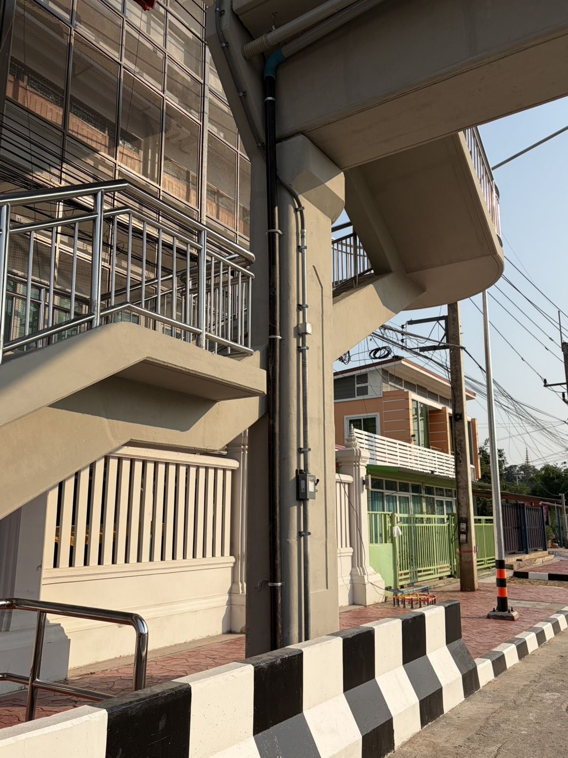 ติดตั้งท่อร้อยสาย โรงเรียนพระสุธรรมยาน 3