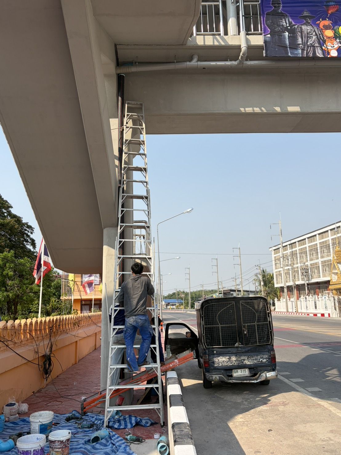 ติดตั้งท่อร้อยสายไฟฟ้าและสื่อสาร โรงเรียนพระสุธรรมยาน