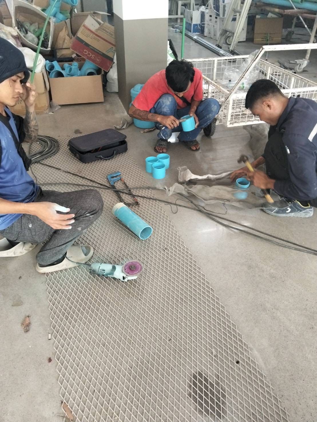 ทีมช่างตัด-เชื่อมท่อ PVC ก่อนติดตั้ง