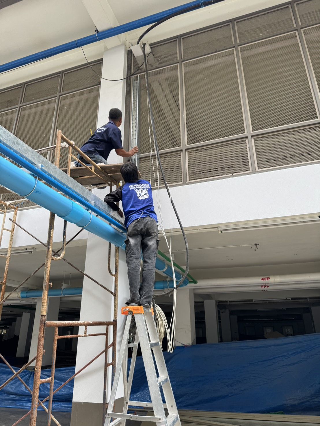 ทีมช่างเจริญดีติดตั้งท่อบนที่สูง