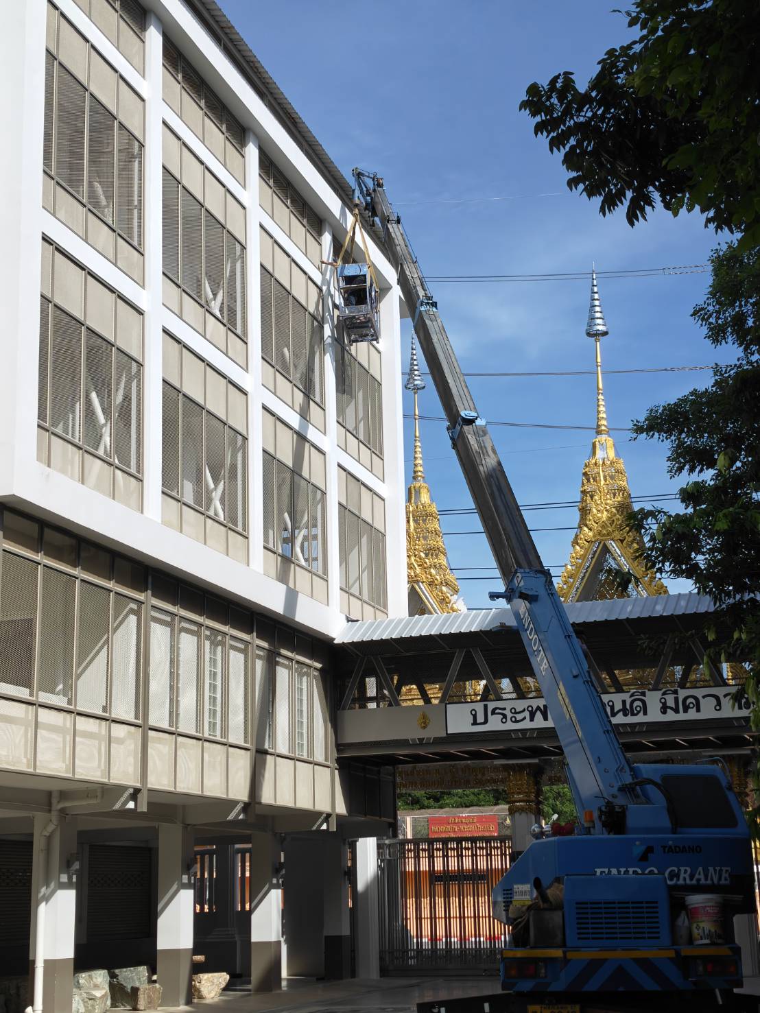 ติดตั้ง Sport Light โรงเรียนพระสุธรรมยานเถระวิทยา โดยรถเครน อุทัยธานี