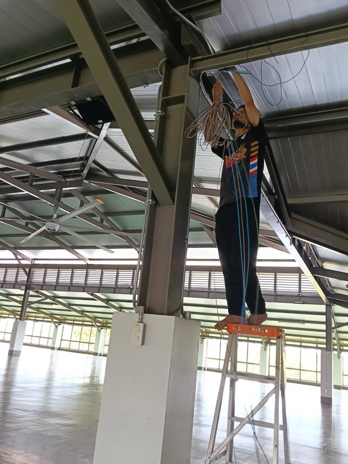 ช่างเดินสายไฟในโรงยิม โรงเรียนพระสุธรรมยานเถระวิทยา