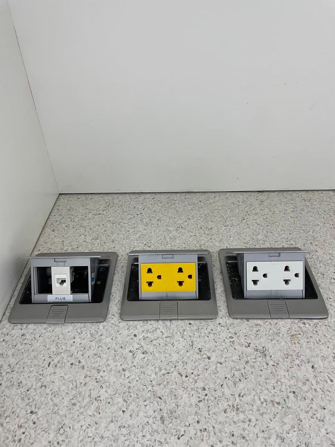 ปลั๊กพื้น 3 ช่อง data F1-L13 พร้อม power เหลืองและขาว ชั้น 1 ตึกเหนือ รพ.วิชัยยุทธ