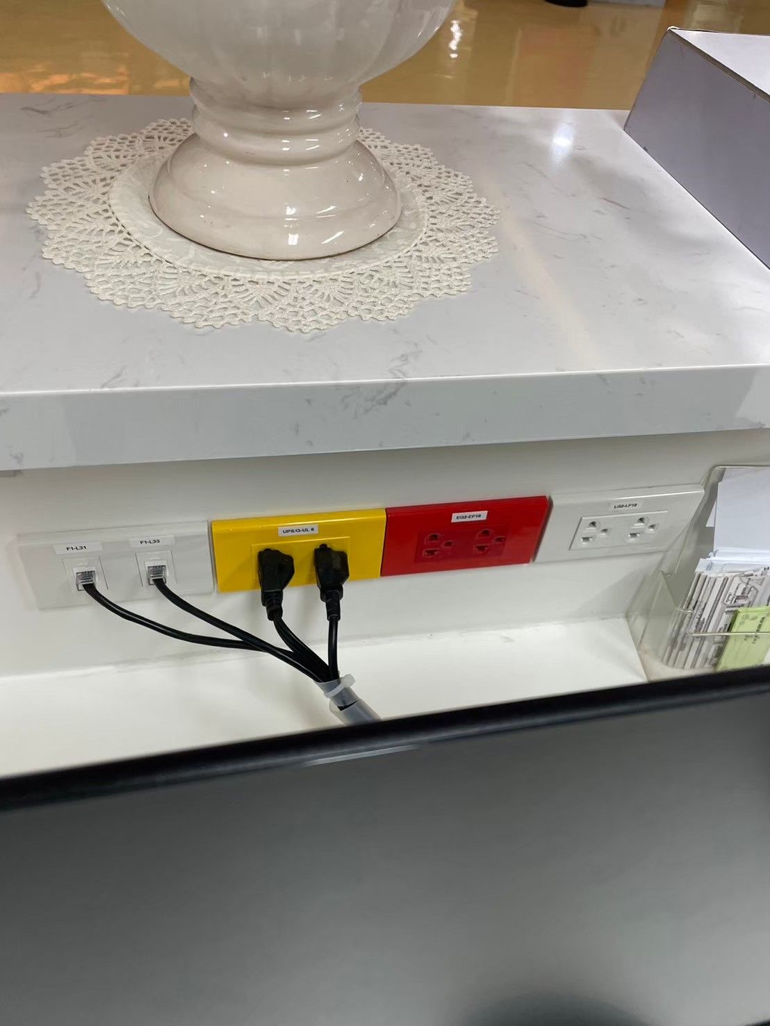 แถวปลั๊กไฟฟ้าและข้อมูลติดป้ายมาตรฐาน F1-L31 F1-L33 UPS-G-UL6 EG2-EP18 รพ.วิชัยยุทธ