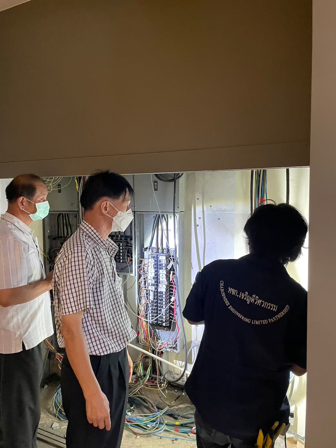 ทีมเจริญดีวิศวกรรมตรวจสอบตู้ไฟฟ้าหลักร่วมกับผู้ควบคุมงาน ชั้น 1 ตึกเหนือ รพ.วิชัยยุทธ