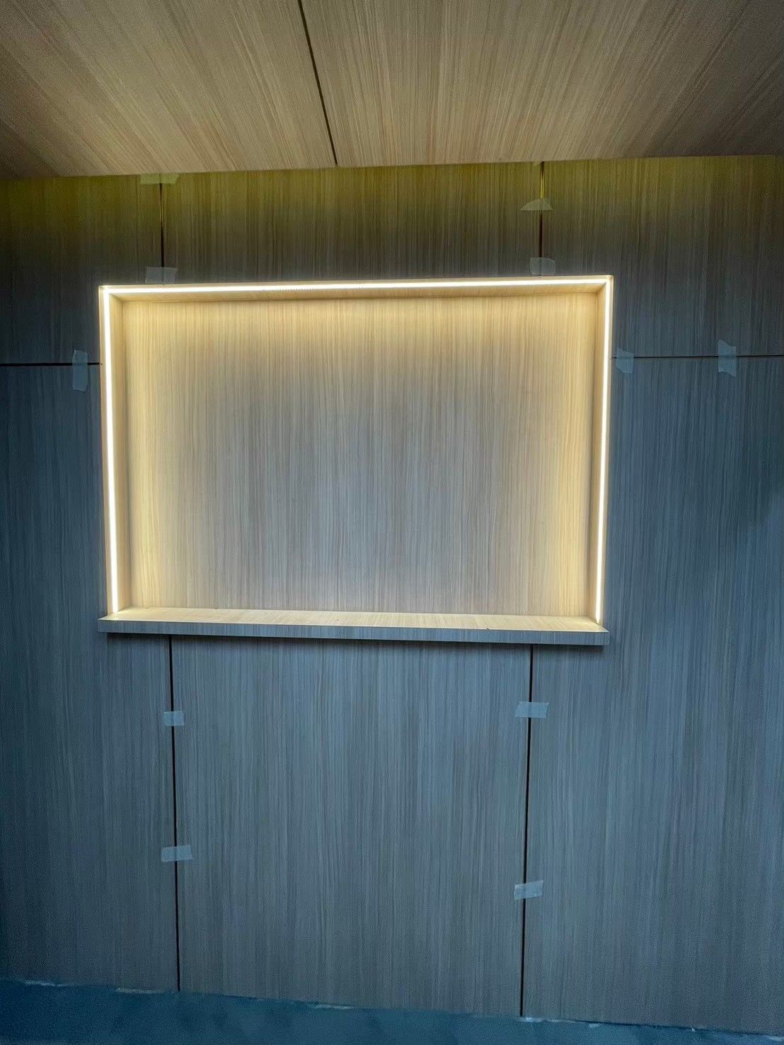 กรอบผนังไม้ตกแต่งพร้อมไฟ LED ซ่อนขอบสำหรับป้าย ชั้น 1 ตึกเหนือ รพ.วิชัยยุทธ
