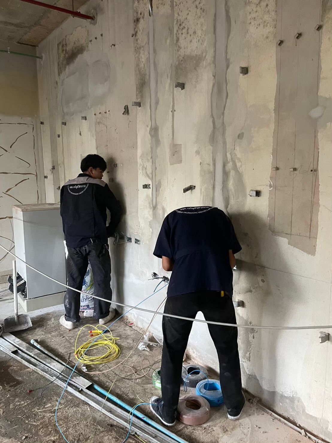 ทีมเจริญดีวิศวกรรมเตรียมผนังปูนก่อนเดินสายไฟฟ้า ชั้น 1 ตึกเหนือ รพ.วิชัยยุทธ